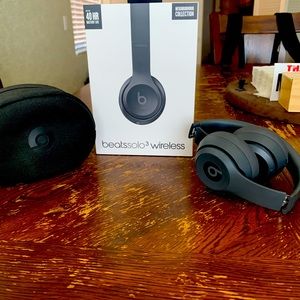 Beats solo 3 wireless neighborhood collection in asphalt Gray